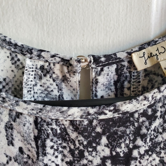 MARBLE PRINT WOMANS TOP - Picture 2 of 4